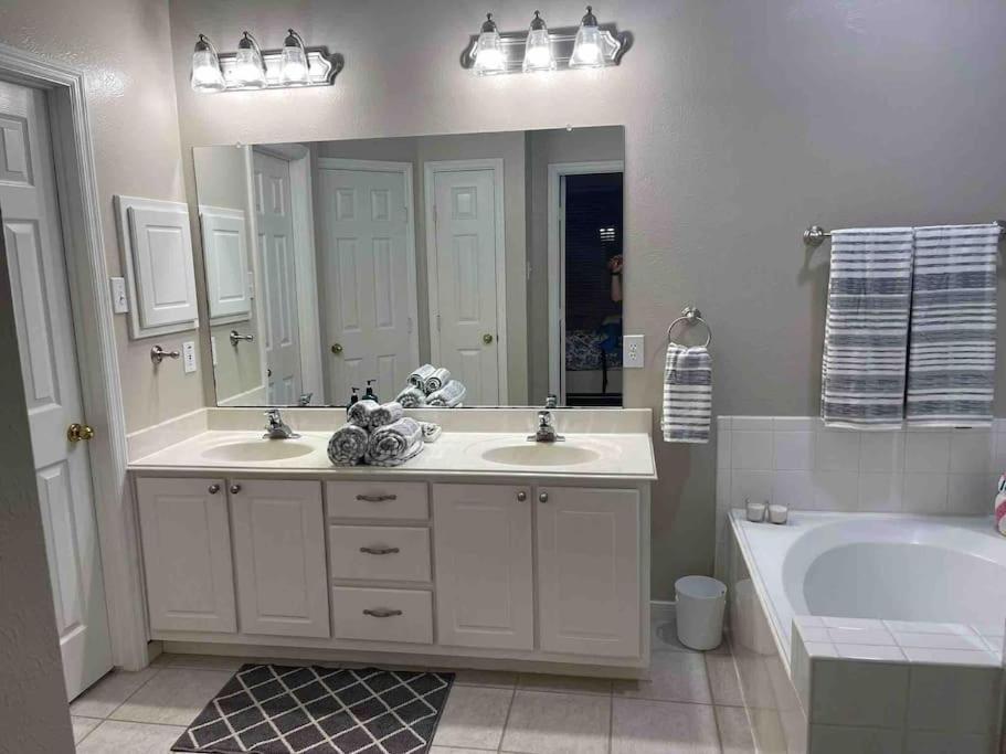 Hébergement de vacances Lovely Woodlands W/heated Pool And Spa! *