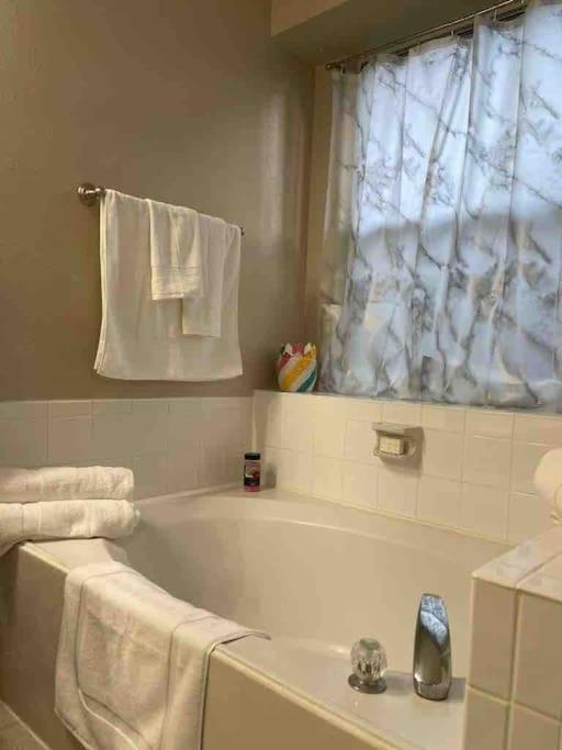 Lovely Woodlands W/heated Pool And Spa! Hébergement de vacances
