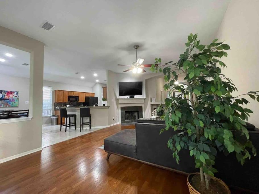 Lovely Woodlands W/heated Pool And Spa! *