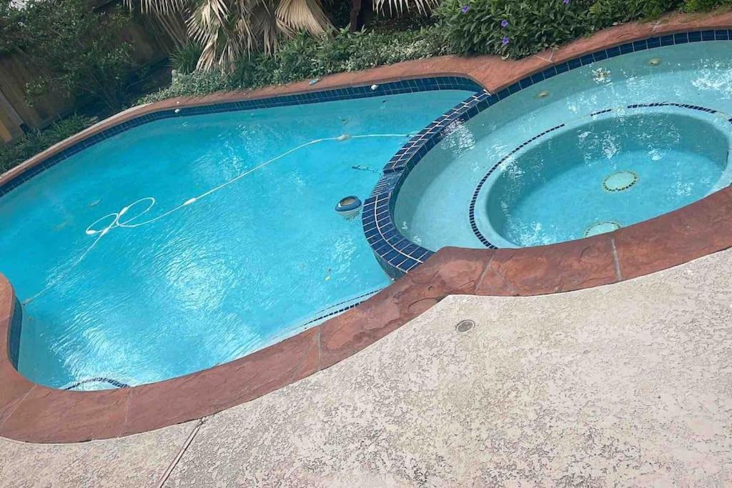 Lovely Woodlands W/heated Pool And Spa! Hébergement de vacances