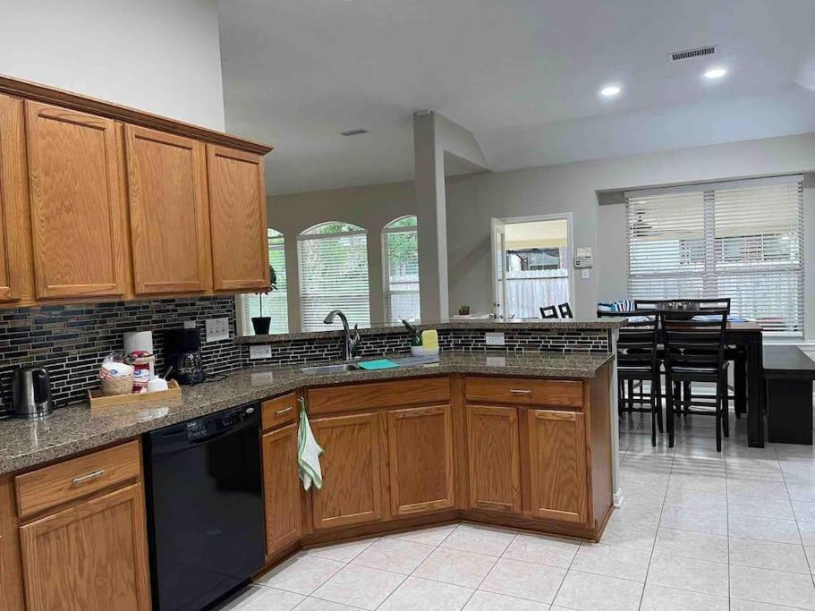 Lovely Woodlands W/heated Pool And Spa! Hébergement de vacances Spring
