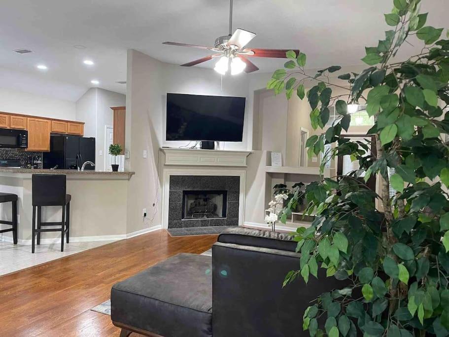 Hébergement de vacances Lovely Woodlands W/heated Pool And Spa!