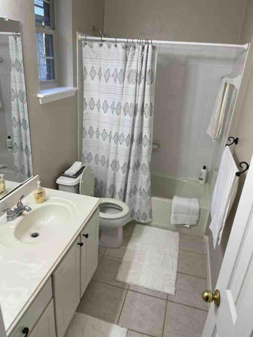 Hébergement de vacances Lovely Woodlands W/heated Pool And Spa! *
