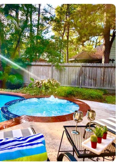 Hébergement de vacances Lovely Woodlands W/heated Pool And Spa!