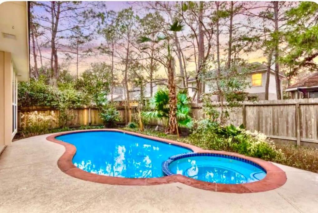Lovely Woodlands W/heated Pool And Spa! Hébergement de vacances